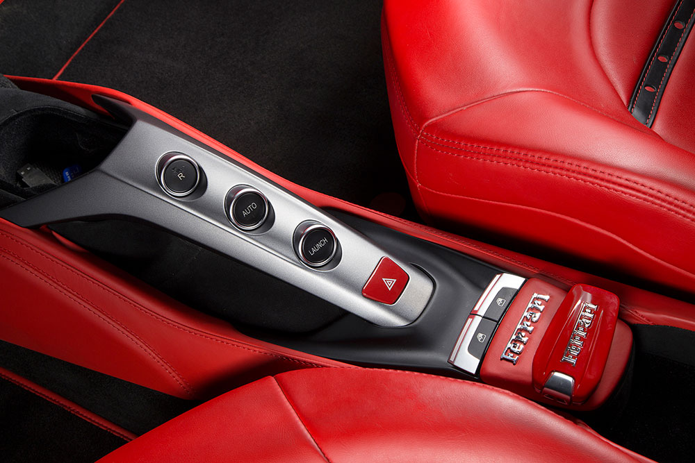 dịch vụ chụp ảnh quảng cáo thương hiệu xe Ferrari